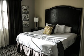 2 chambres, coffres-forts dans les chambres, fer et planche à repasser