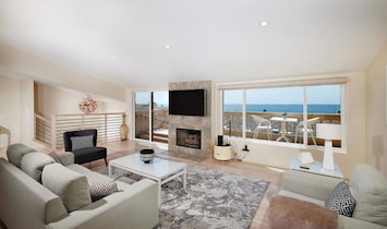 Spacious & lovely living area, 4K TV, Fireplace, 5G WiFi, Deck with Ocean Views!