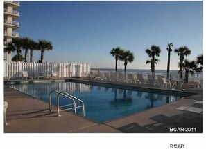 Piscina all'aperto, una piscina riscaldata