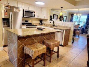 Frigorifero, microonde, forno, piano cottura