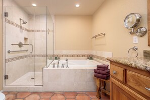 Badewanne, Haartrockner, Handtücher, Seife