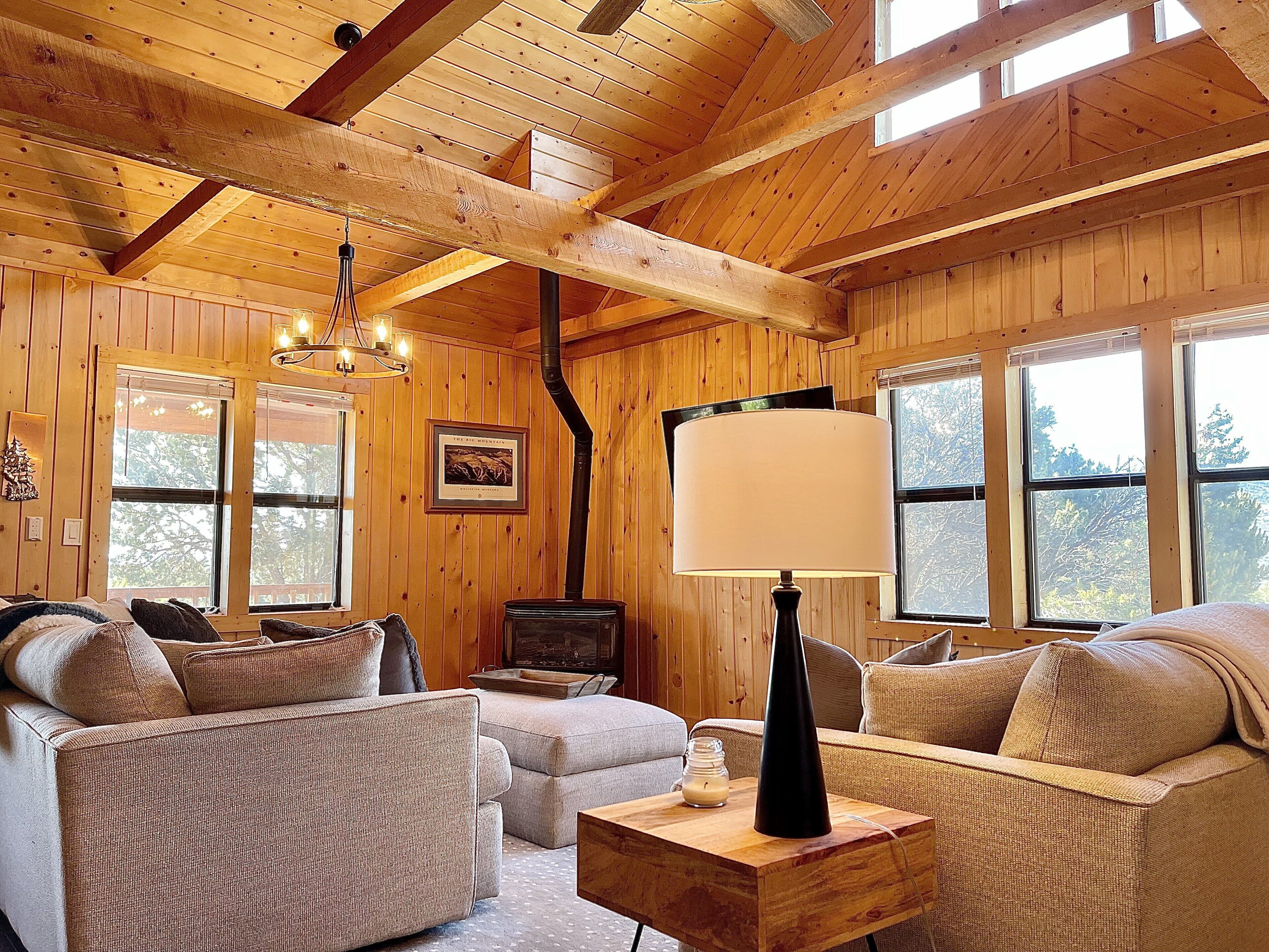 Een smart-tv, een open haard, boeken en een stereo