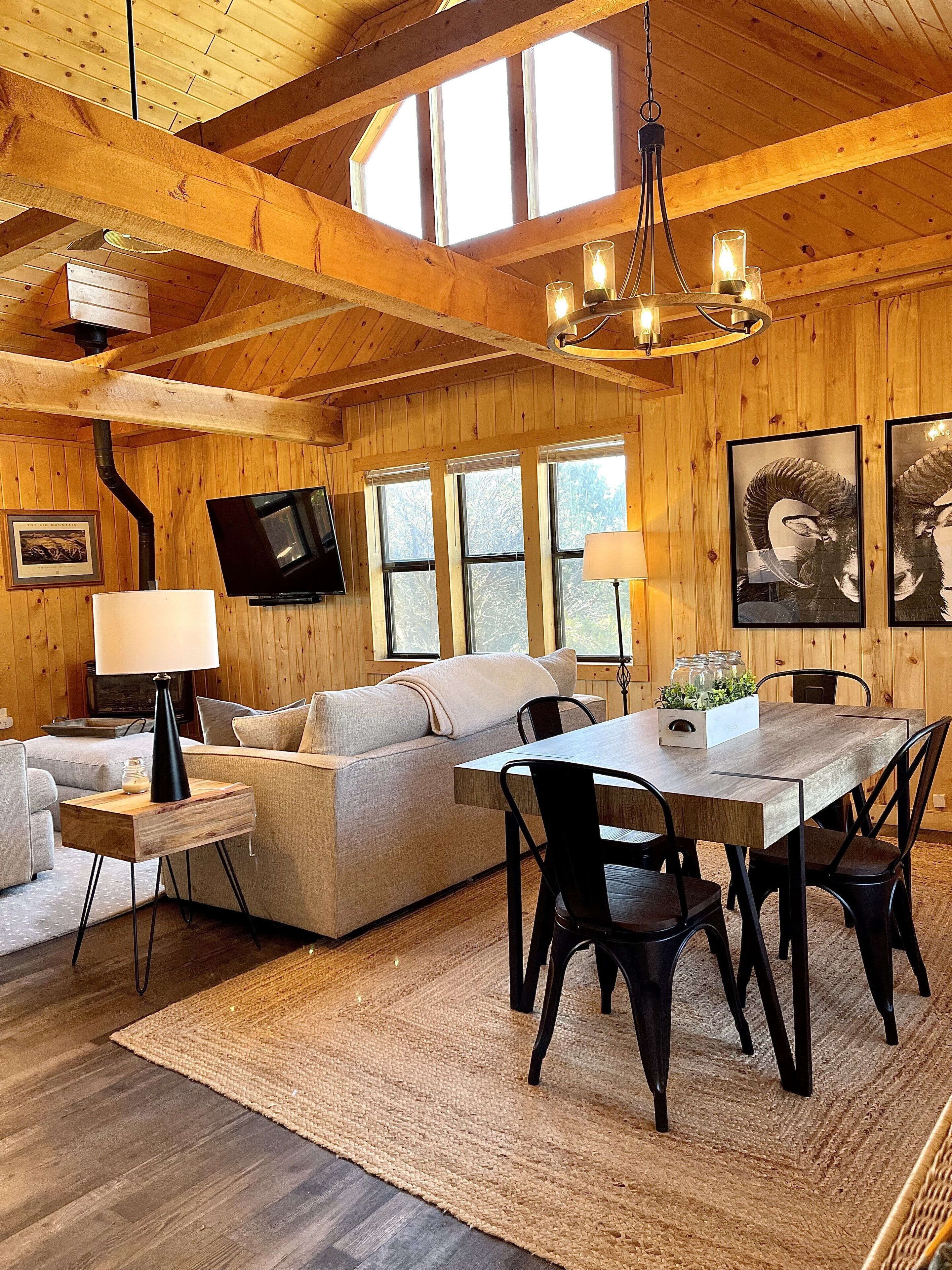 Een smart-tv, een open haard, boeken en een stereo