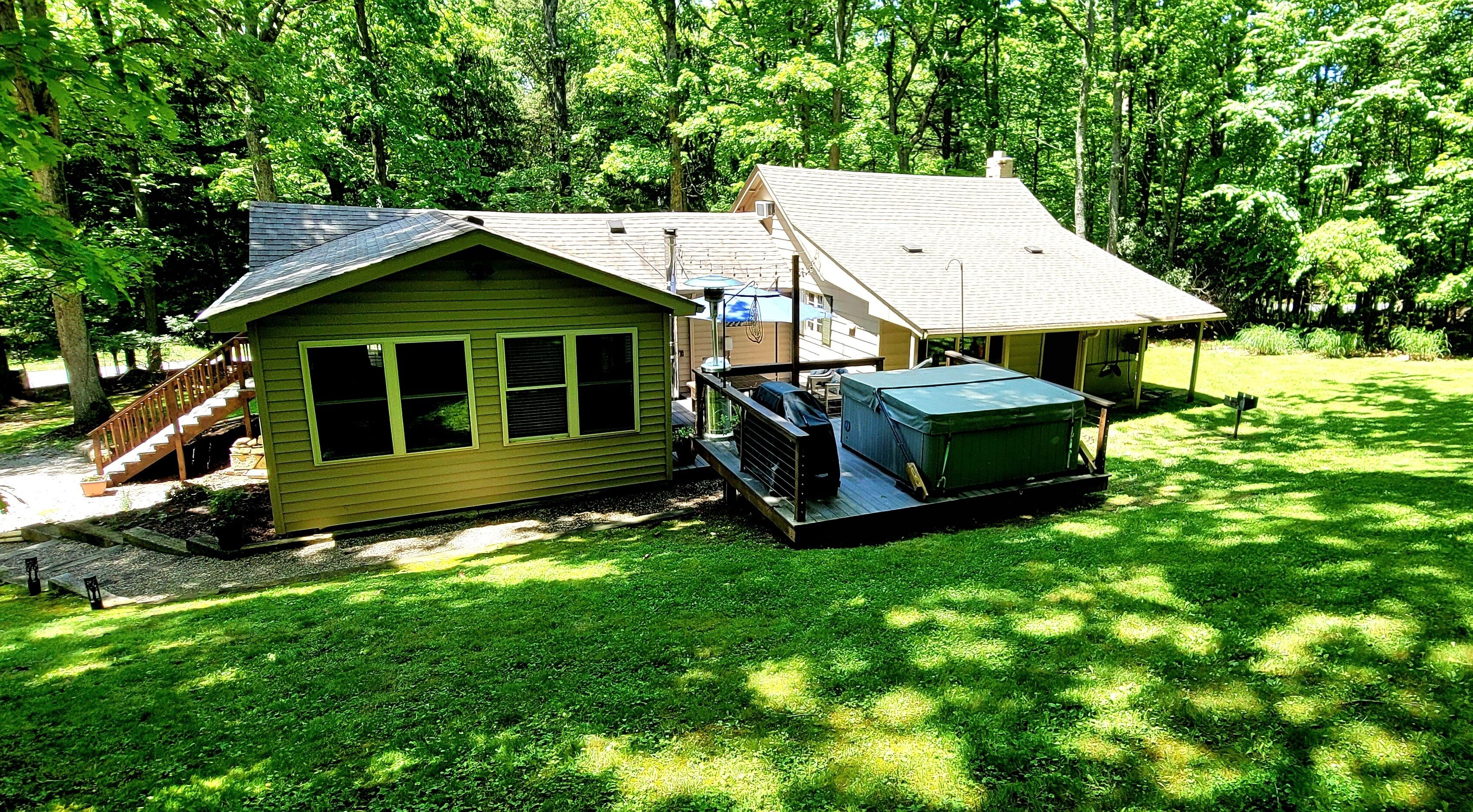 Turning Leaf Lodge--Cozy Cottage with Hot Tub/Spa  in Ohiopyle.