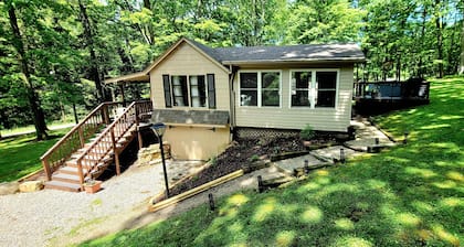 Family friendly, cozy cottage with hot tub in Ohiopyle!