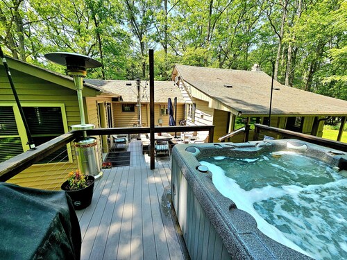 Family friendly, cozy cottage with hot tub in Ohiopyle!