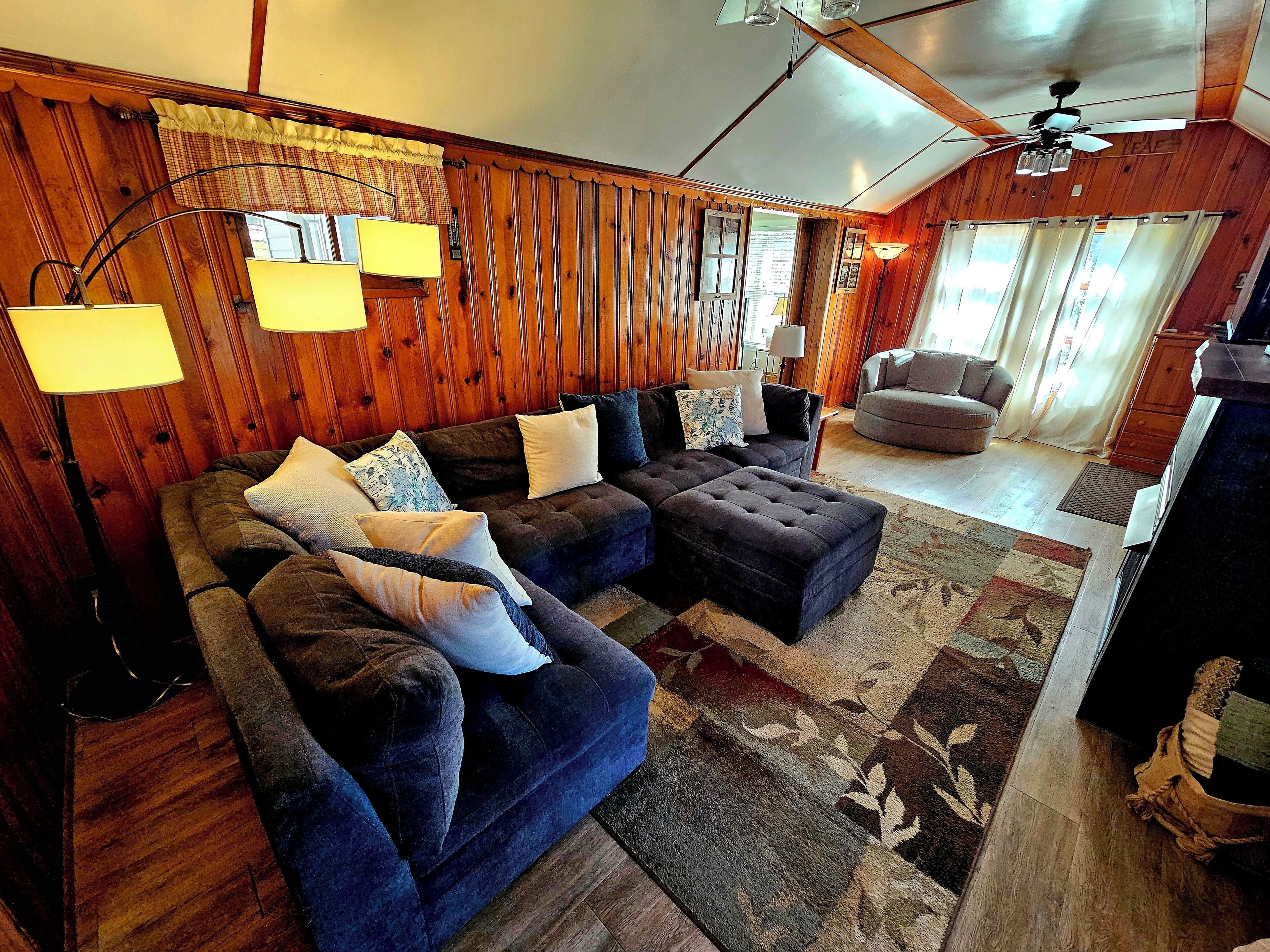 智能電視、壁爐、書籍、影像庫