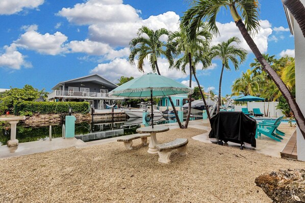 Ein Resort mit Poolbereich, einer Laube und einem Gebäude mit Balkon.