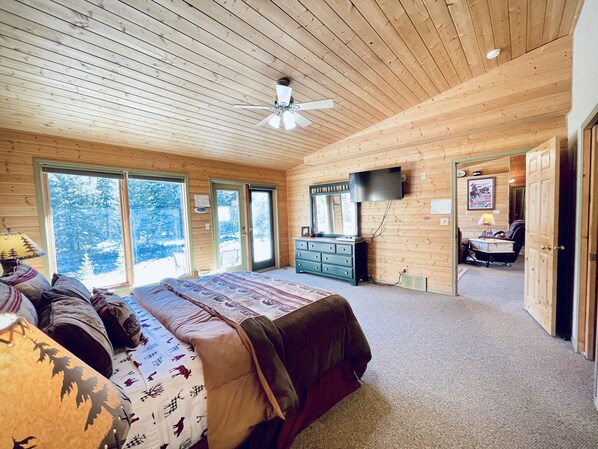 3 bedrooms, iron/ironing board, free WiFi, bed sheets - Located on Rock Creek, Hot Tub and Minutes to Skiing (Red Lodge)