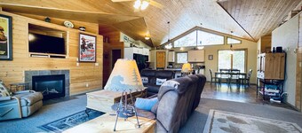Located on Rock Creek, Hot Tub and Minutes to Skiing