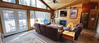 Located on Rock Creek, Hot Tub and Minutes to Skiing