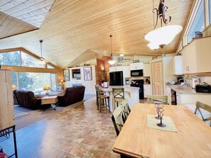 Dining - Located on Rock Creek, Hot Tub and Minutes to Skiing (Red Lodge)