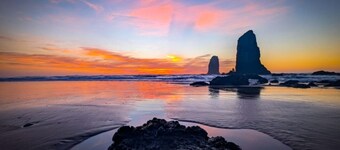 2.5 BLOCKS TO BEACH - 4 BED/3 BATH - INDOOR HOT TUB - OCEAN VIEW -2 PETS WELCOME