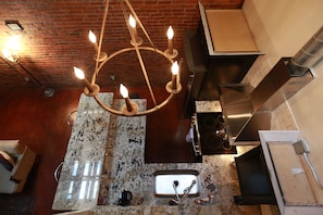 Frigorifero, microonde, forno, piano cottura