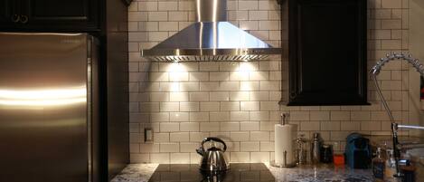 ثلاجة، ميكروويف، فرن، موقد طهي مسطح