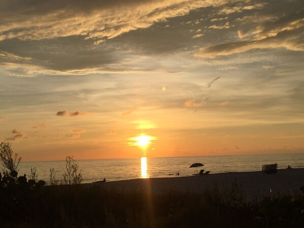 Ranta lähistöllä, aurinkotuoleja, rantapyyhkeitä