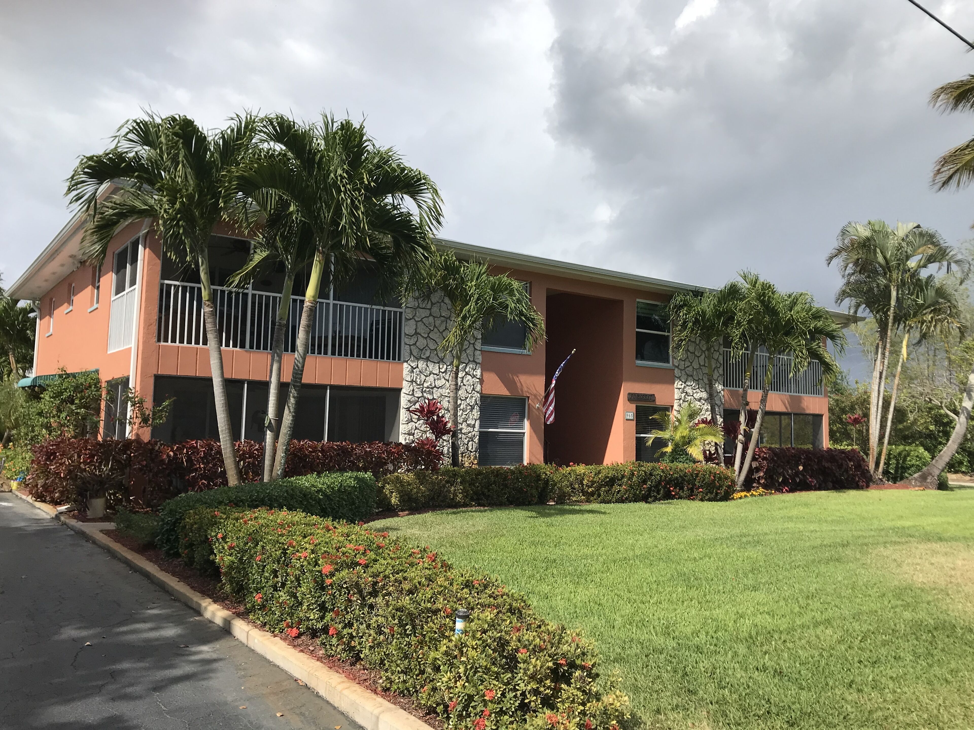 Central Naples Condo (1 W) Close to beach