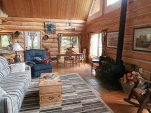 Téléviseur, foyer, lecteur de DVD, sélection de musique