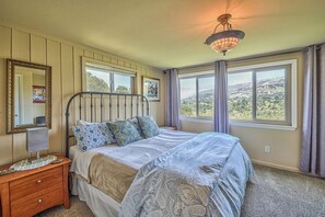 5 bedrooms, desk, iron/ironing board, travel crib