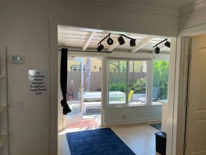 المنشأة من الداخل