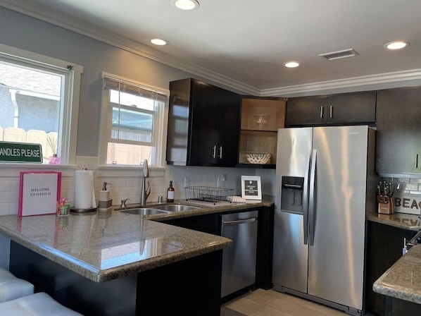 ثلاجة، ميكروويف، فرن، غسالة أطباق