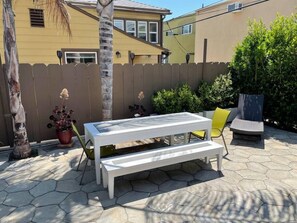 Outdoor dining - Oasis House II 100 steps from the Beach (Laguna Beach)