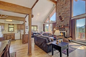Smart TV, fireplace, DVD player, table tennis - Spacious Mtn Home views all around, 1mi to Skiing, pingpong, hot tub, + loft (Breckenridge)
