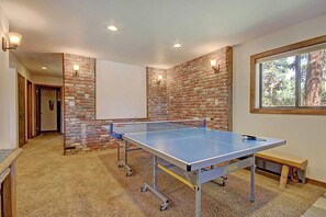 Game room - Spacious Mtn Home views all around, 1mi to Skiing, pingpong, hot tub, + loft (Breckenridge)