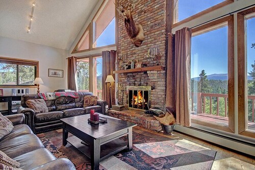 Spacious Mtn Home views all around, 1mi to Skiing, pingpong, hot tub, + loft