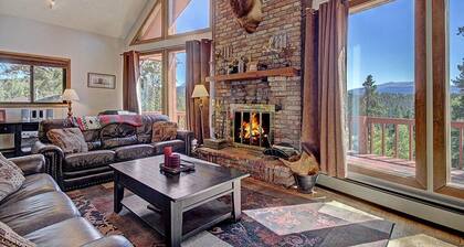 Spacious Mtn Home views all around, 1mi to Skiing, pingpong, hot tub, + loft