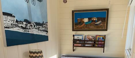 Smart-tv, een dvd-speler, boeken en een filmbibliotheek