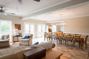 Smart TV, fireplace, DVD player, books - Ultimate Family Get Away (Covington)