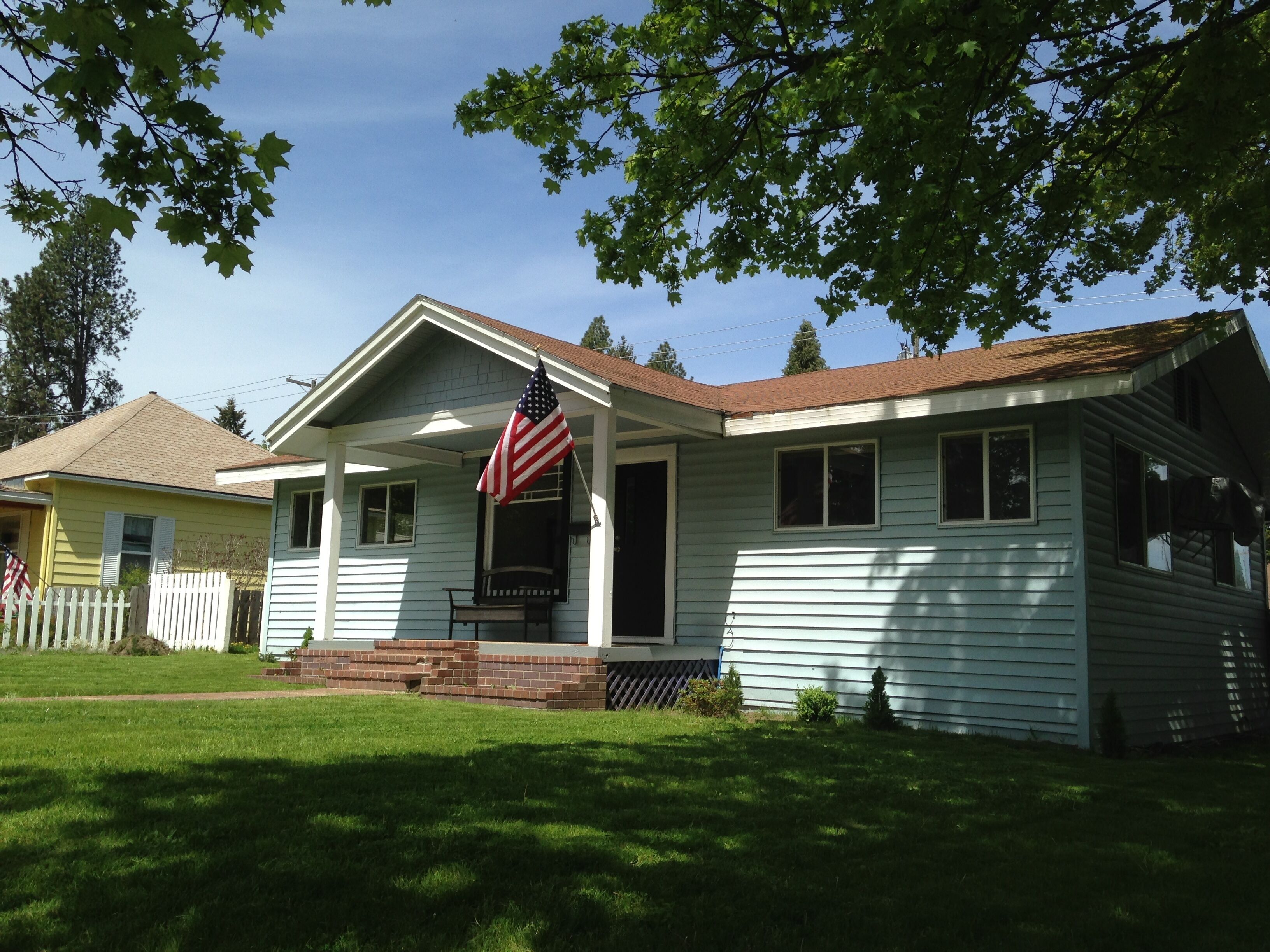 149 Fall Special ~ Downtown Cd’A Bungalow ~ Comfortable ~ Convenient 