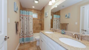 Combined shower/bathtub, hair dryer, towels - Heart of OC-Beautiful NEW-Between Brds/Beach/Dwntwn, ELEVATOR 5 Bdrms 3.5 baths (Ocean City)
