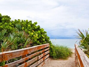 Na praia, espreguiçadeiras, toalhas de praia 