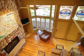 Televisión, chimenea y reproductor de DVD 