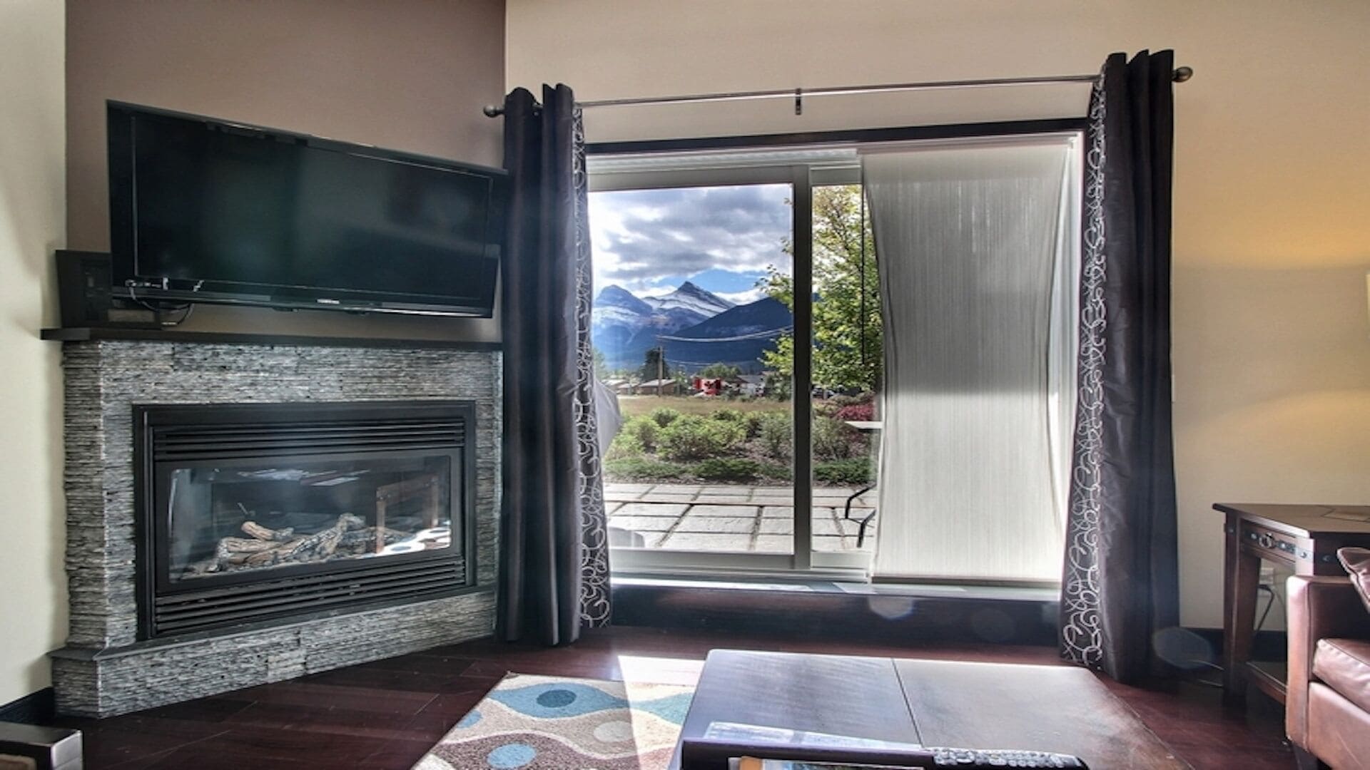 Mountain View Retreat - 1 Br Canmore Condo W/pool, Waterslide & Hot Tub - Canmore