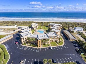 Exterior - AFFORDABLE Escape! OCEAN VIEW, Steps to Beach, Ground Floor 1BR overlooking pool (St. Augustine)