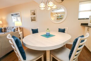 Dining - AFFORDABLE Escape! OCEAN VIEW, Steps to Beach, Ground Floor 1BR overlooking pool (St. Augustine)