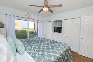 1 bedroom, desk, iron/ironing board, WiFi - AFFORDABLE Escape! OCEAN VIEW, Steps to Beach, Ground Floor 1BR overlooking pool (St. Augustine)