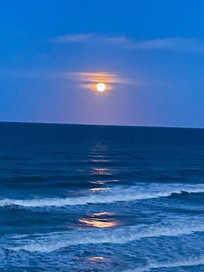 Tramonto sull'oceano con le onde che riflettono la luce.