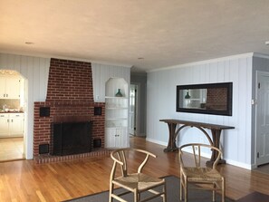 Interior - Spectacular beachfront views! (Plymouth)