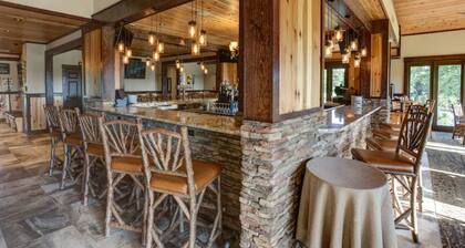 Ympärivuotinen Lakeside Chalet - kauniisti remontoitu ja kätevällä paikalla