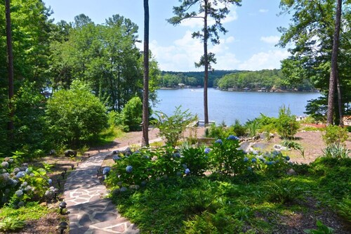 Lake Front Hot Springs Village Vacation Retreat