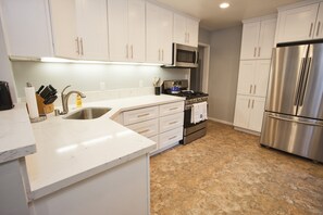 Refrigerador, microondas, horno, placa de cocina