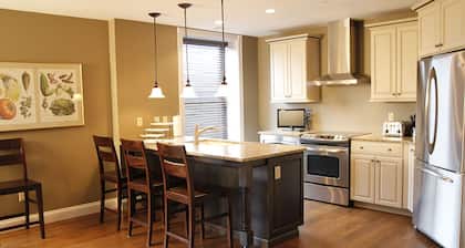 Condo Nukkuu jopa 8/205 / Oikea acrooss tie French Lick Hotel!