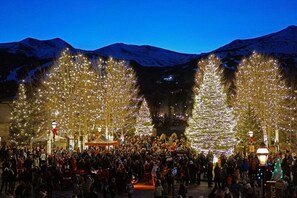 A crowded outdoor area with illuminated trees and a crowd of people. - Pine Ridge Ski-In Condo on Four O'Clock Ski Run - 1 block from Downtown (Breckenridge)