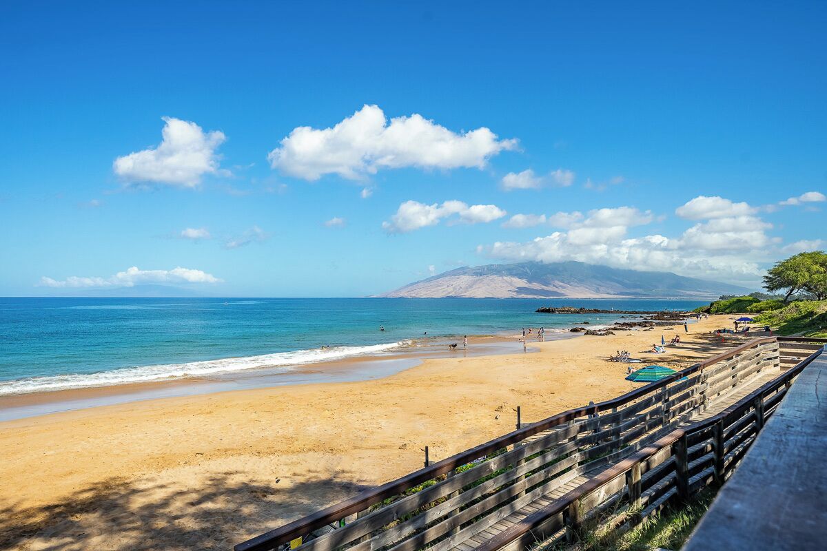 Beach nearby, sun loungers, beach towels