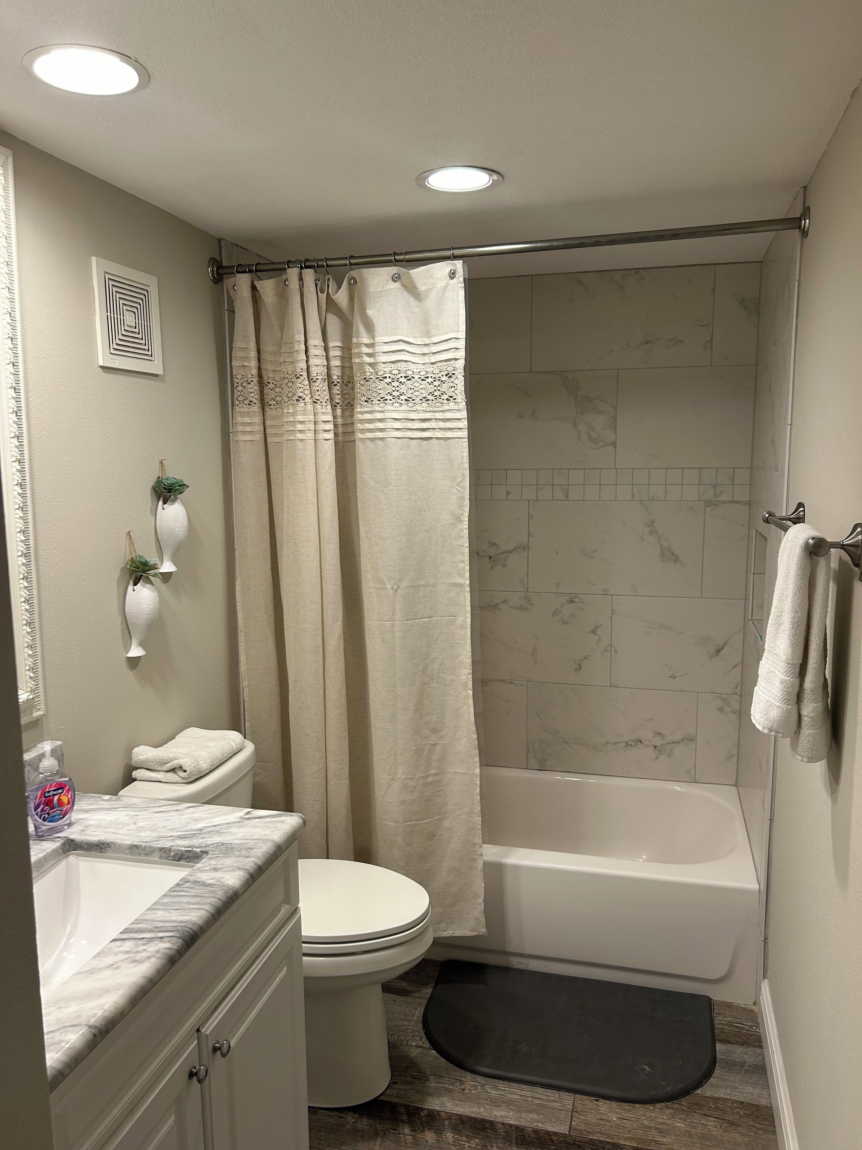 Un baño con inodoro, lavamanos y bañera.