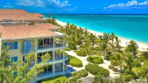Un hotel a più piani con balconi vista spiaggia.